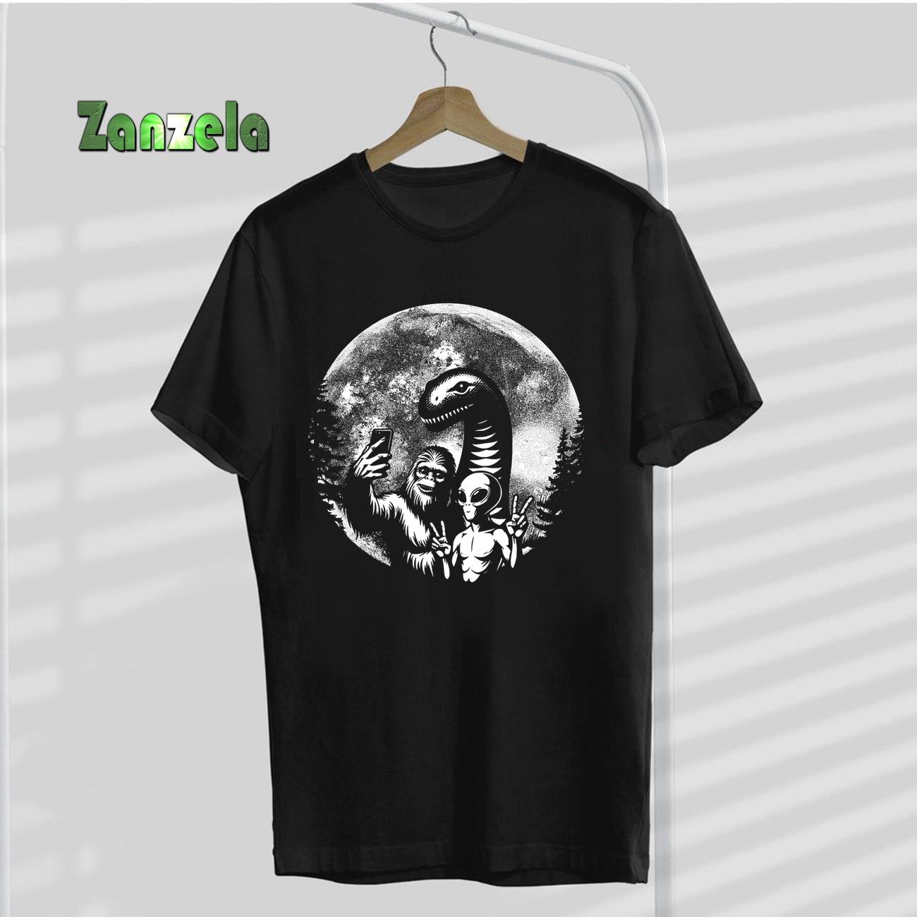 Funny Bigfoot Sasquatch Alien Loch Ness Full Moon Selfie T-Shirt